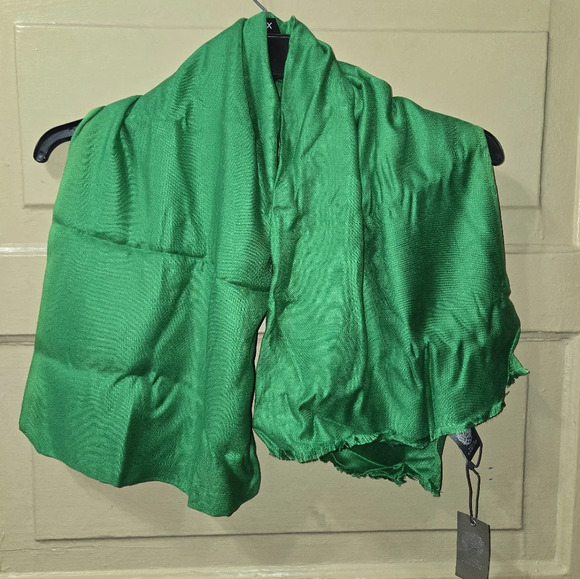Vince Camuto Medium Green 81inx26in Scarf NWT - Picture 1 of 2